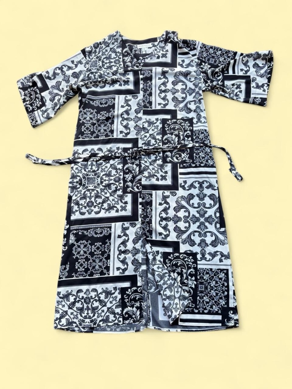 ✨Beautiful by Lawrence Zonin black & white baroque print dress with tie waist ✨